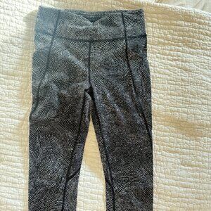 Lululemon Leggings Polka Dot Black/White Back hidden pocket Size 8